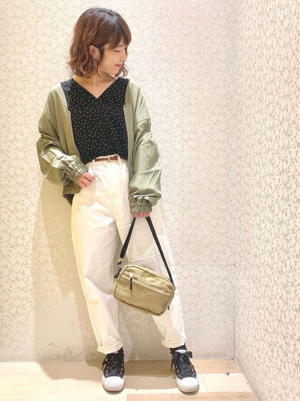 「ブルゾン、ブラウス、ドット柄、Vネック、テーパードパンツ、白デニム、細ベルト、ショルダーバッグ、Green Parks、スタッフセンバツ」｜「Green　Parksの・K シャ-リングデザインブルゾン（ブルゾン、グリーン系）」を使った、ちろまる.°+*さん（レディース・155cm）の春コーディネートの1枚目の写真