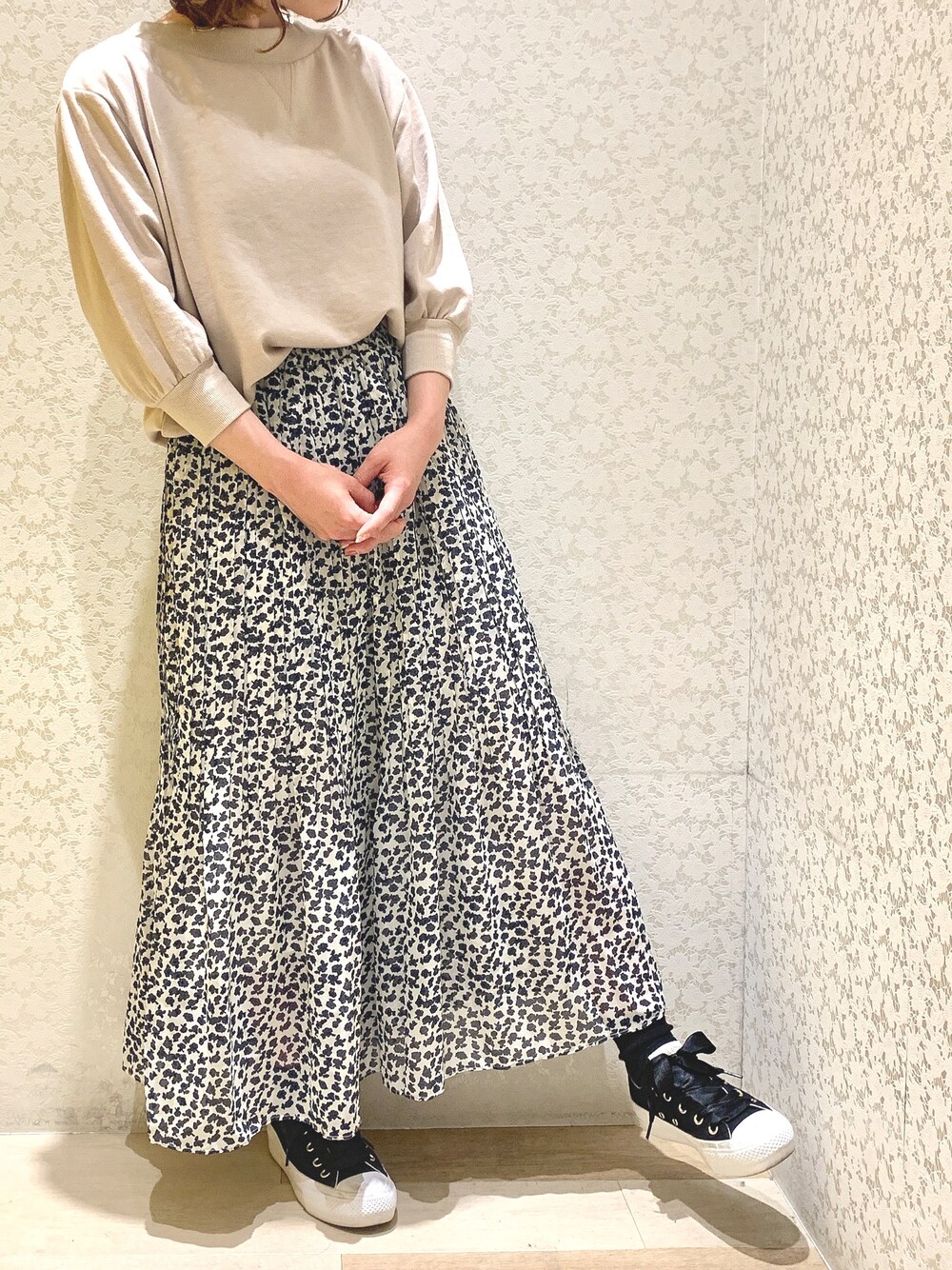 「花柄、花柄スカート、プリーツスカート、ロングスカート、スウェット、七分袖、きれいめカジュアル、スニーカーコーデ、春コーデ、Green Parks」｜「Green　Parksの・RAYCASSINオフショル風ウラケプルオーバー（Tシャツ/カットソー、ベージュ系）」を使った、ちろまる.°+*さん（レディース・155cm）の春コーディネートの1枚目の写真