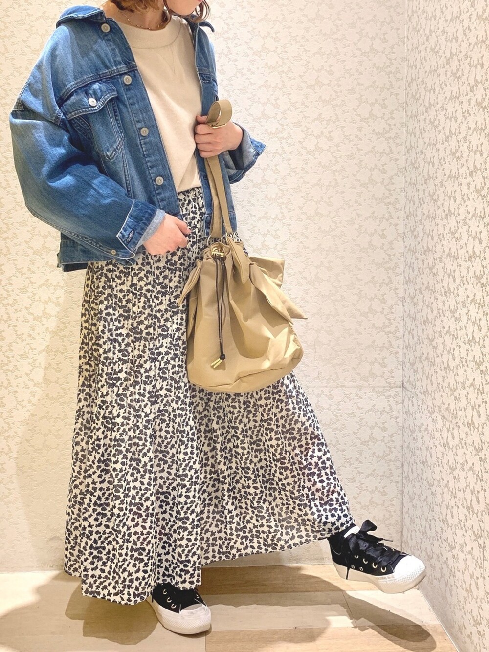 「Gジャン、デニム、スウェット、花柄、花柄スカート、ロングスカート、巾着バッグ、リボン、春コーデ、Green Parks」｜「earth music&ecologyのCOTTON USAデニム(BIG Gジャン) ●（デニムジャケット、ブルー系）」を使った、ちろまる.°+*さん（レディース・155cm）の春コーディネートの1枚目の写真
