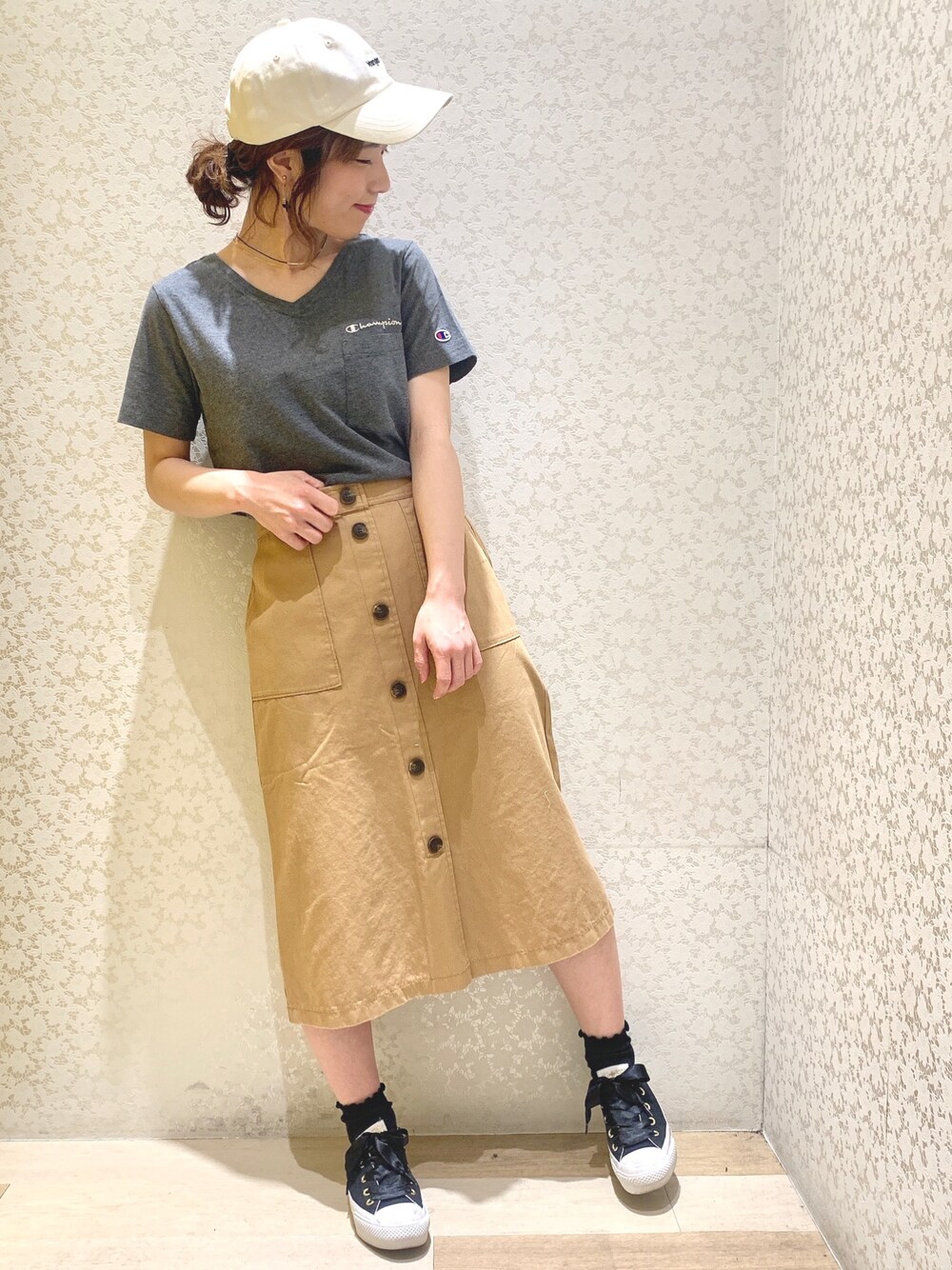 「Champion、Tシャツ、Vネック、台形ｽｶｰﾄ、スカート、ミディ丈スカート、キャップ、スポーツミックス、春コーデ、Green Parks」｜「earth music&ecologyのChampion×earth VネックTシャツ（Tシャツ/カットソー、グレー系）」を使った、ちろまる.°+*さん（レディース・155cm）の春コーディネートの1枚目の写真