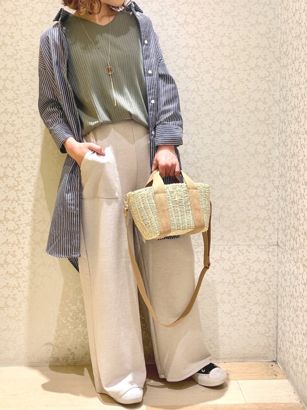 「ストライプ、シャツワンピ、Vネック、カットソー、ワイドパンツ、リブパンツ、かごバッグ、春コーデ、カジュアル、Green Parks」｜「Green　Parksのアイテム（ワンピース/ドレス、ブルー系）」を使った、ちろまる.°+*さん（レディース・155cm）の春コーディネートの1枚目の写真