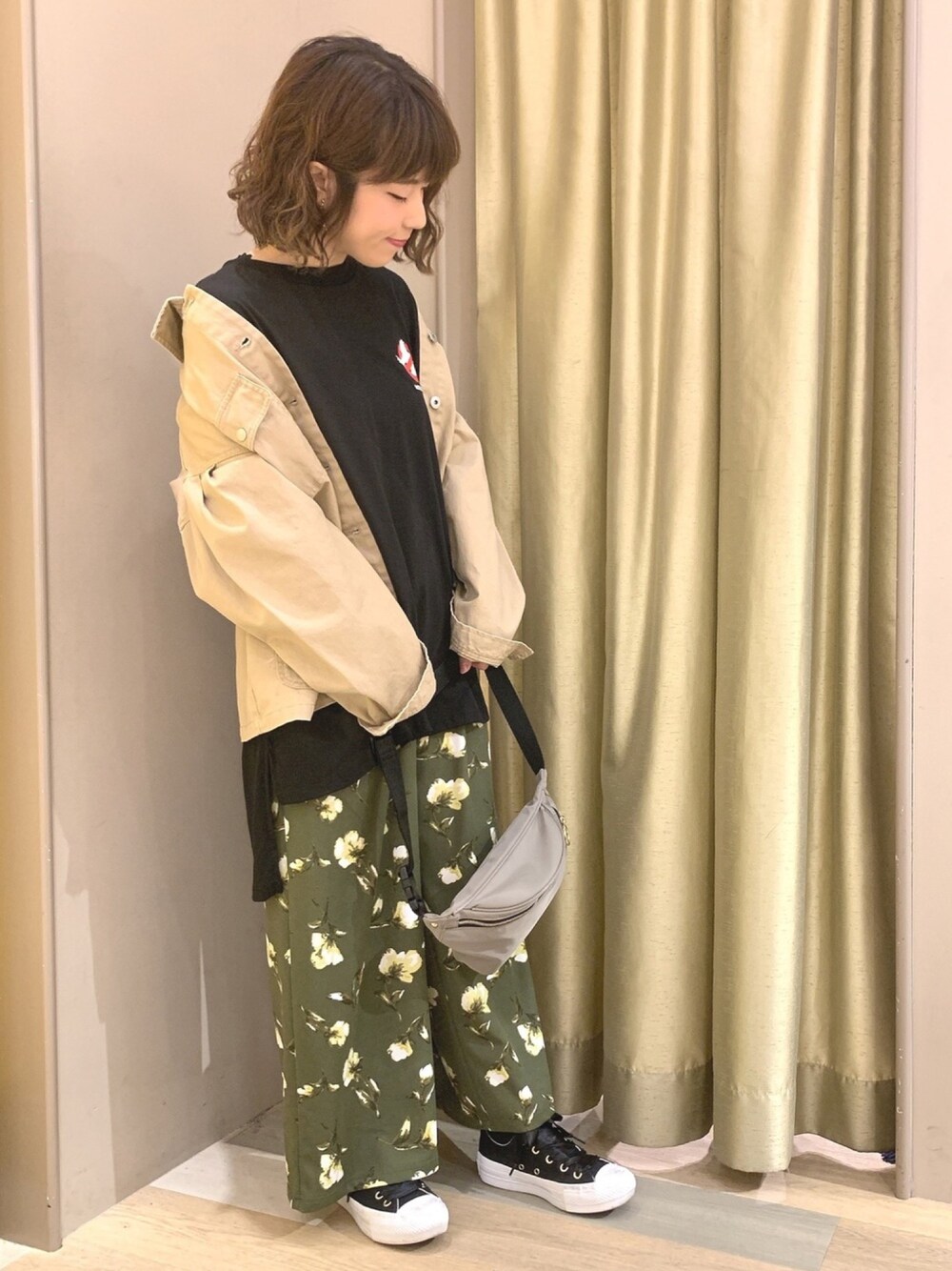 「カバーオール、ロゴT、ビッグT、チュニック、ワイドパンツ、花柄、ウエストポーチ、春コーデ、カジュアル、Green Parks」｜「Green　Parksの・袖ボリュ-ムカバ-オ-ル（カバーオール、ベージュ系）」を使った、ちろまる.°+*さん（レディース・155cm）の春コーディネートの1枚目の写真