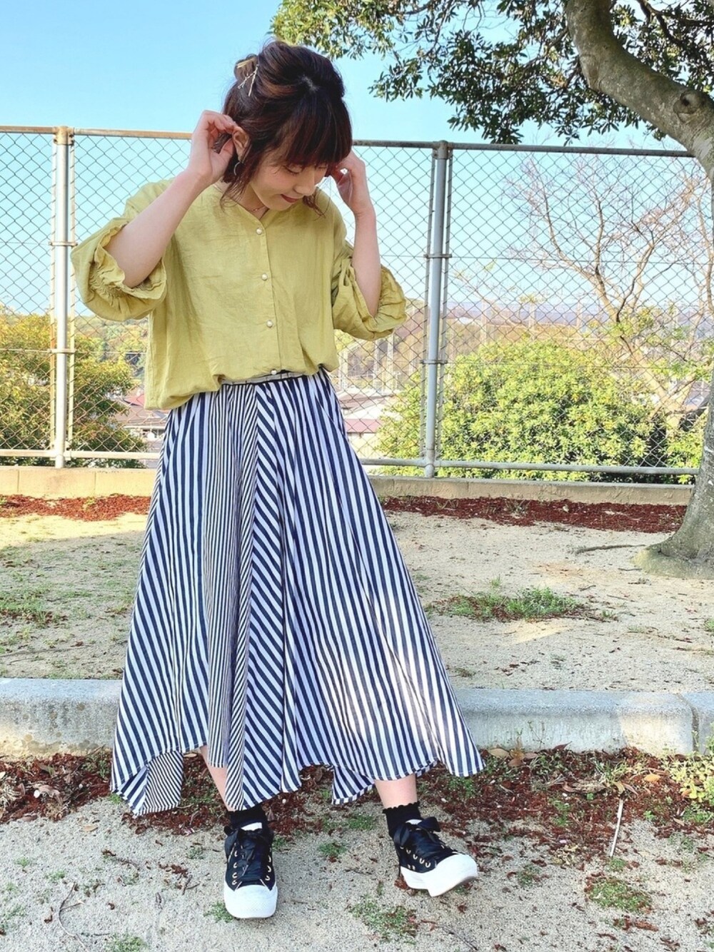 「ブラウス、ボリューム袖、Vネック、パール、ストライプ、ストライプスカート、イレヘムスカート、converse、春コーデ、Green Parks」｜「Green　ParksのフレンチリネンVネックブラウス（シャツ/ブラウス、イエロー系）」を使った、ちろまる.°+*さん（レディース・155cm）の春コーディネートの1枚目の写真