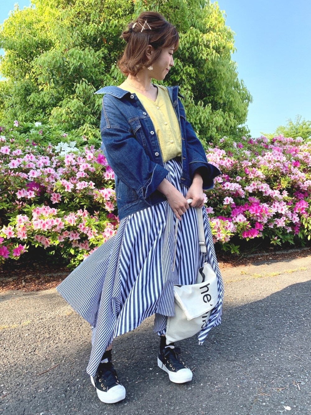 「デニム、Gジャン、デニムジャケット、ブラウス、Vネック、ストライプ、スカート、ストライプスカート、ショルダーバッグ、Green Parks」｜「Green　Parksの・LHELBIE デニムデザインGジャン（デニムジャケット、ブルー系）」を使った、ちろまる.°+*さん（レディース・155cm）の春コーディネートの1枚目の写真