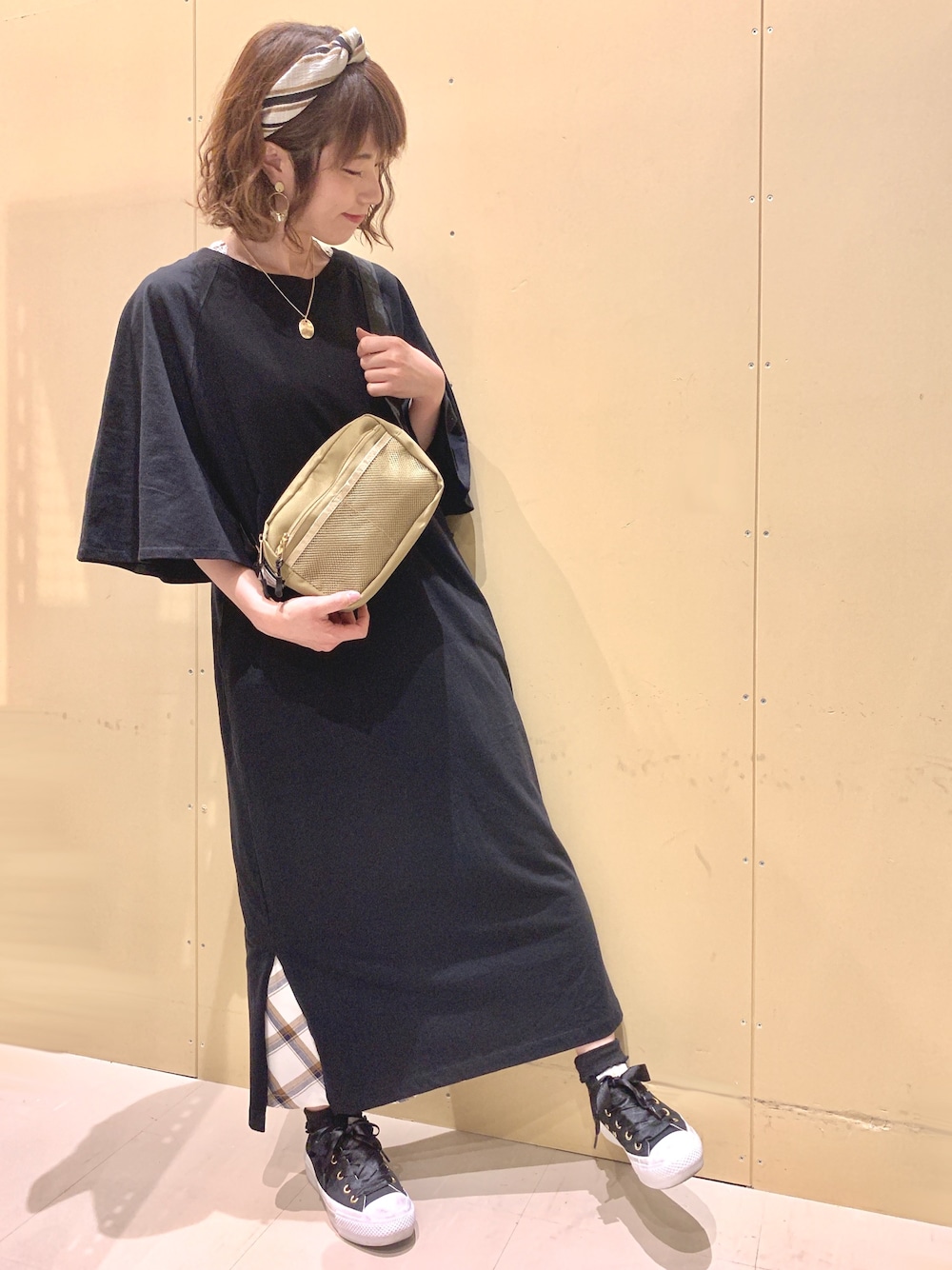 「ワンピース、Tシャツワンピ、ロングワンピース、チェックスカート、スカート、レイヤードスタイル、カチューシャ、ショルダーバッグ、カジュアルコーデ、Green Parks」｜「Green　Parksの・フレアスリーブTシャツワンピース（ワンピース、ブラック系）」を使った、ちろまる.°+*さん（レディース・155cm）の春コーディネートの1枚目の写真