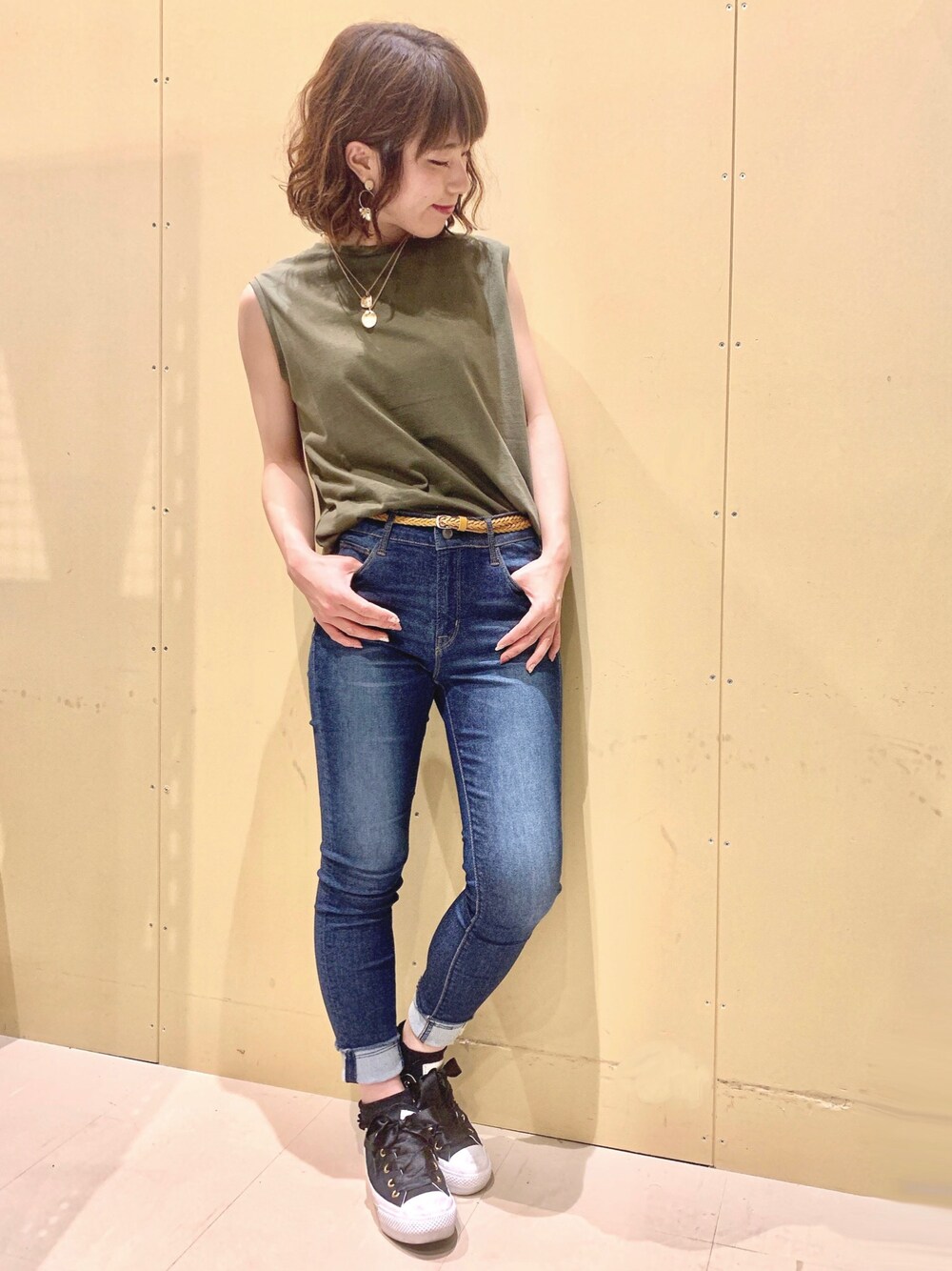 「ノースリーブ、ベルト、スキニーデニム、スキニー、デニム、ストレッチパンツ、イヤリング、ネックレス、Green Parks、earth music&ecology」｜「earth music&ecologyのオーガニックコットンノースリーブ ●（Tシャツ/カットソー、グリーン系）」を使った、ちろまる.°+*さん（レディース・155cm）の春コーディネートの1枚目の写真