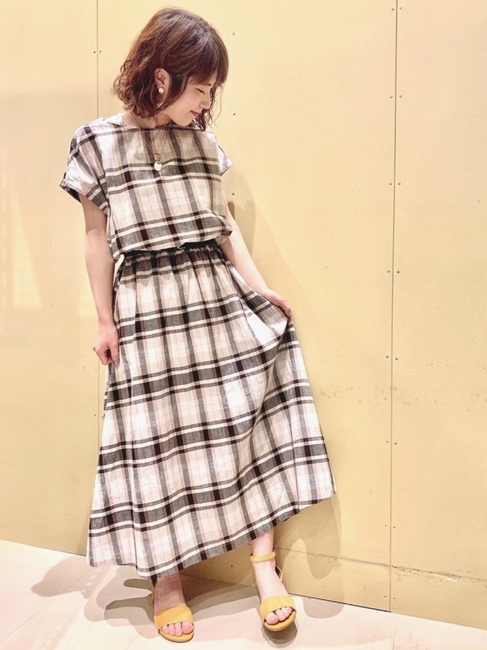 「チェック、チェックワンピース、ベルト、ウエストマーク、ロングワンピース、サンダル、春夏コーデ、Green Parks」｜「Green　Parksのウエストゴム5分袖ワンピース（ワンピース/ドレス、ベージュ系）」を使った、ちろまる.°+*さん（レディース・155cm）の春コーディネートの1枚目の写真