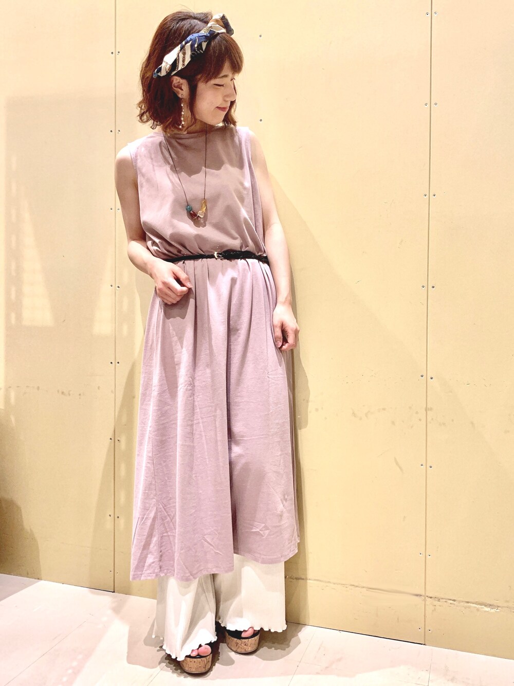 「ノースリーブ、ロングワンピース、ワンピース、ベルト、ウエストマーク、ワイドパンツ、ターバン、サンダル、Green Parks、earth music&ecology」｜「earth music&ecologyのオーガニックコットンワンピース ○（ワンピース、ピンク系）」を使った、ちろまる.°+*さん（レディース・155cm）の春コーディネートの1枚目の写真