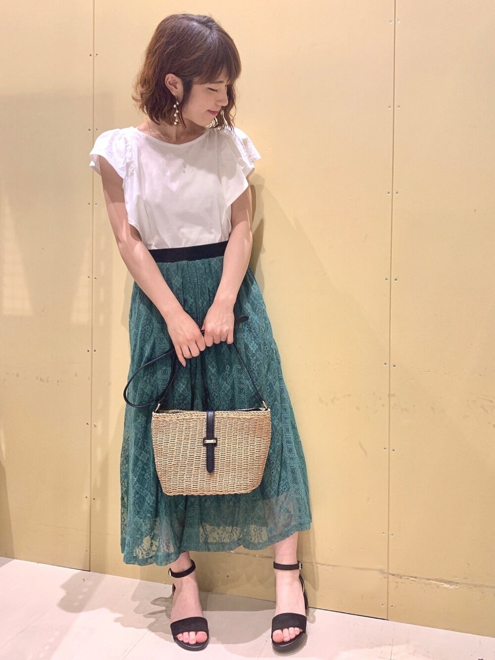 「カットソー、袖フレア、レース、レーススカート、ミディ丈スカート、かごバッグ、ショルダーバッグ、サンダル、Green Parks、春夏コーデ」｜「earth music&ecologyの・ショートスリーブフレアカットソー（Tシャツ/カットソー、ホワイト系）」を使った、ちろまる.°+*さん（レディース・155cm）の春コーディネートの1枚目の写真