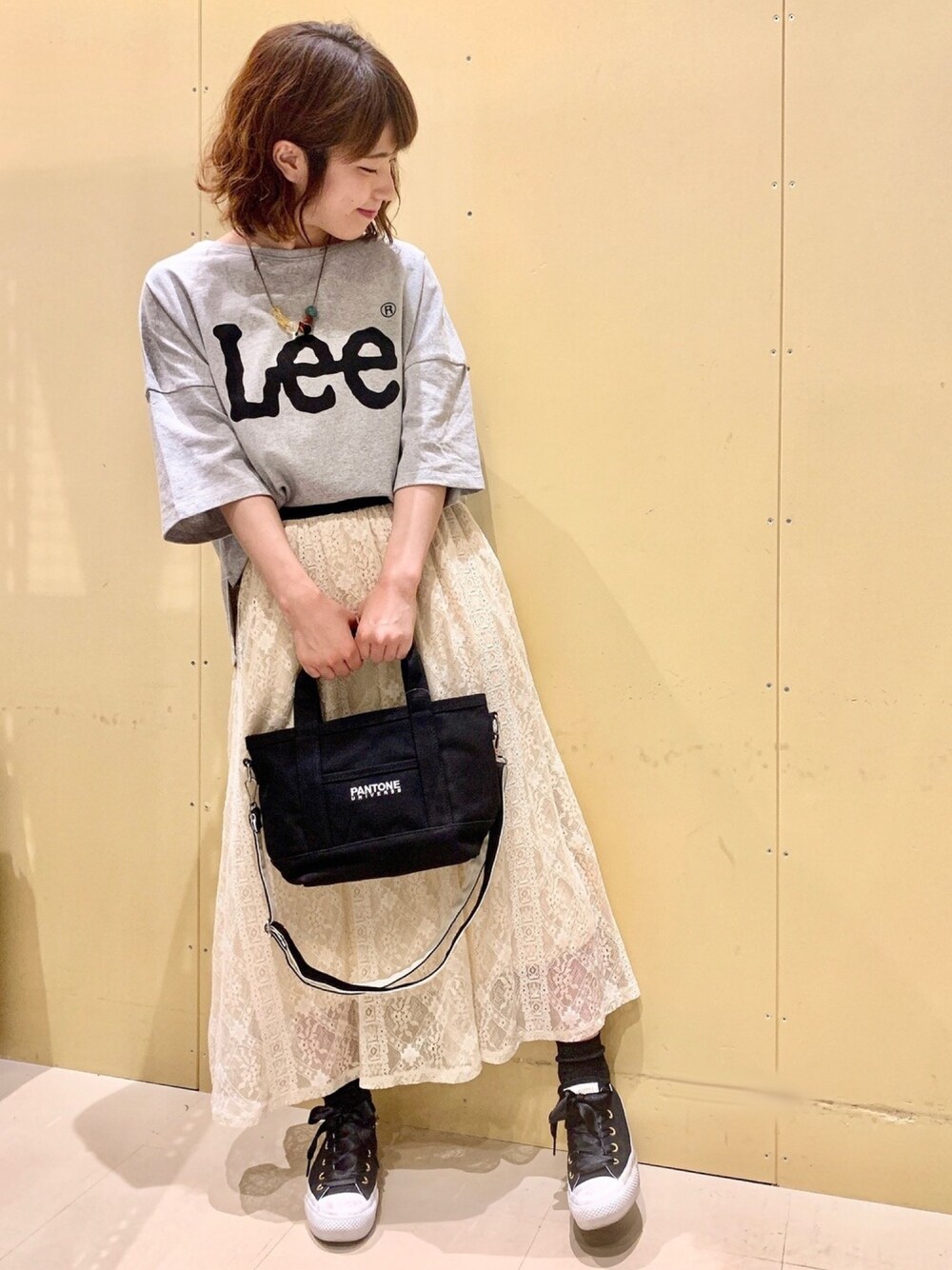 「Tシャツ、LEE、レース、レーススカート、スカート、ミディ丈スカート、ショルダーバッグ、ハンドバッグ、Green Parks、earth music&ecology」｜「LeeのLEE×earth ビッグロゴTシャツ（Tシャツ/カットソー、グレー系）」を使った、ちろまる.°+*さん（レディース・155cm）の春コーディネートの1枚目の写真