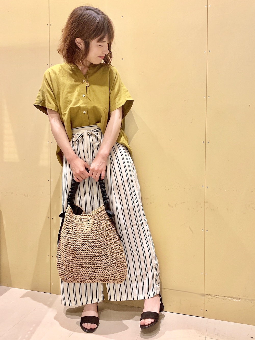 「シャツ、シャツスタイル、ストライプ、ワイドパンツ、ウエストマーク、かごバッグ、サンダル、春夏コーデ、Green Parks、earth music&ecology」｜「earth music&ecologyのミントリネンブレンドスタンドカラー2wayシャツ ●（シャツ/ブラウス、イエロー系）」を使った、ちろまる.°+*さん（レディース・155cm）の春コーディネートの1枚目の写真