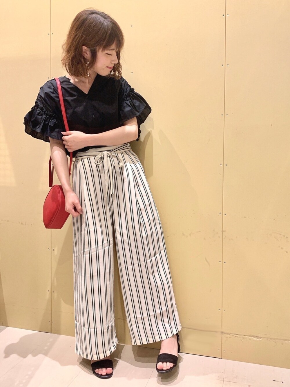 「ギャザー、袖フリル、Vネック、ブラウス、シャツスタイル、ストライプ、ワイドパンツ、ショルダーバッグ、サンダル、Green Parks」｜「Green　Parksのギャザー5分袖ブラウス○（シャツ/ブラウス、ブラック系）」を使った、ちろまる.°+*さん（レディース・155cm）の春コーディネートの1枚目の写真