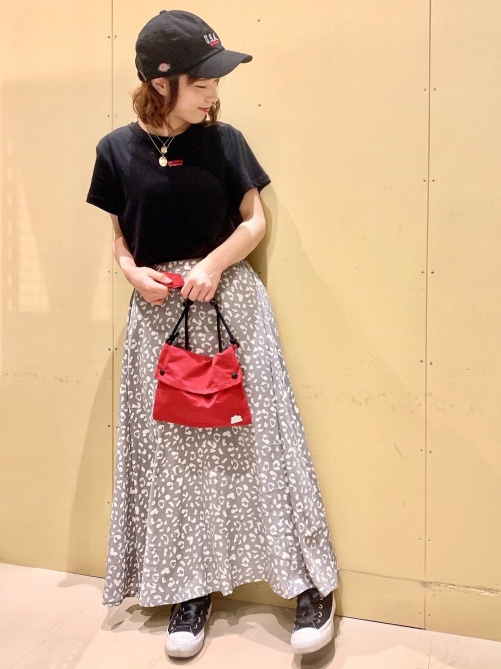 「Levi's、Tシャツ、レオパード、レオパード柄、フレアスカート、スカート、キャップ、サコッシュ、スポーツミックス、Green Parks」｜「earth music&ecologyのLevi's baby logo T-shirt（トップス、ブラック系）」を使った、ちろまる.°+*さん（レディース・155cm）の春コーディネートの1枚目の写真