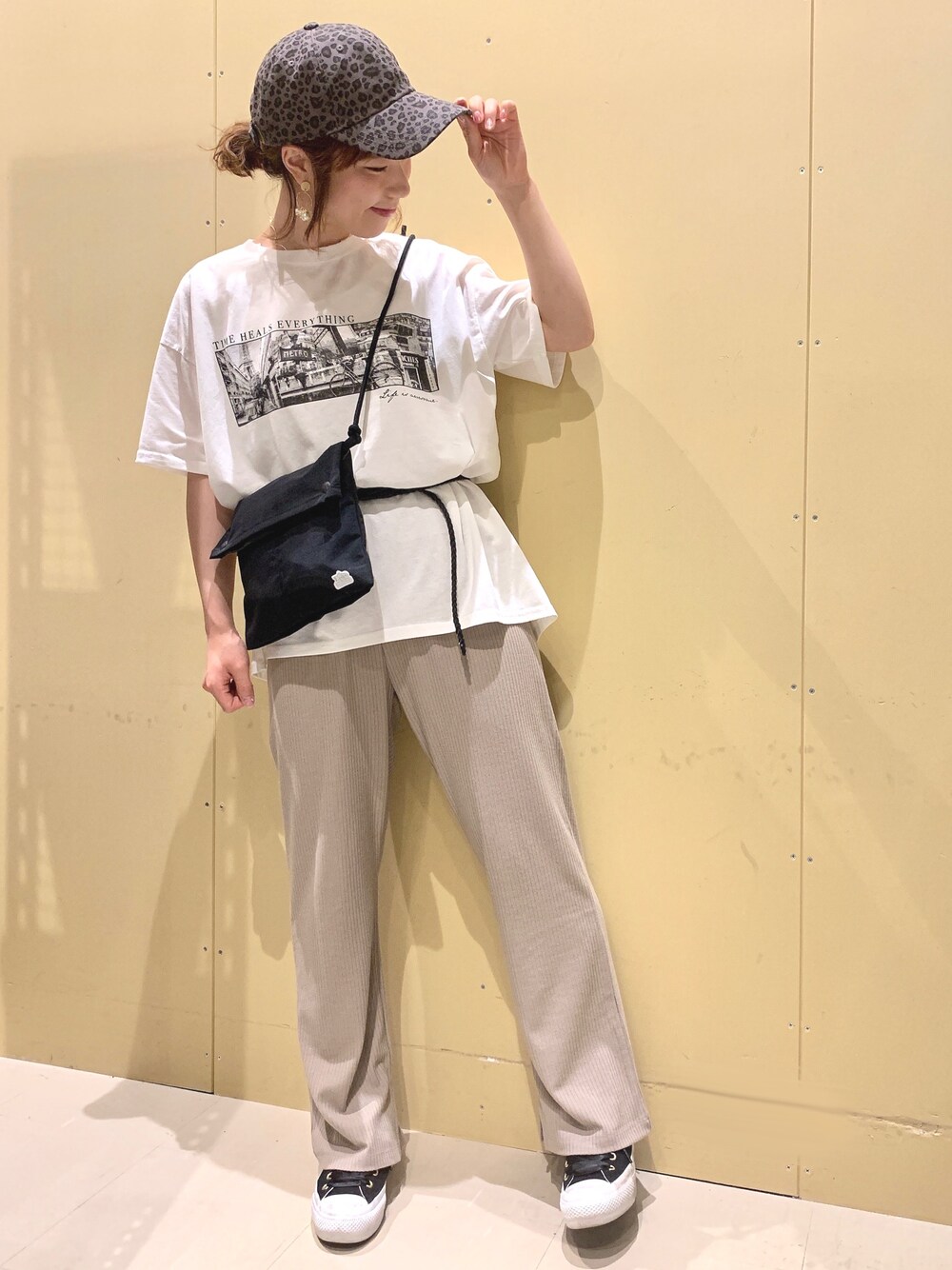 「Tシャツ、フォトT、チュニック、ベルト、ウエストマーク、レギンスパンツ、レギンス、キャップ、サコッシュ、Green Parks」｜「Green　Parksの・RAY CASSIN 転写ptTシャツチュニック（Tシャツ/カットソー、ホワイト系）」を使った、ちろまる.°+*さん（レディース・155cm）の春コーディネートの1枚目の写真