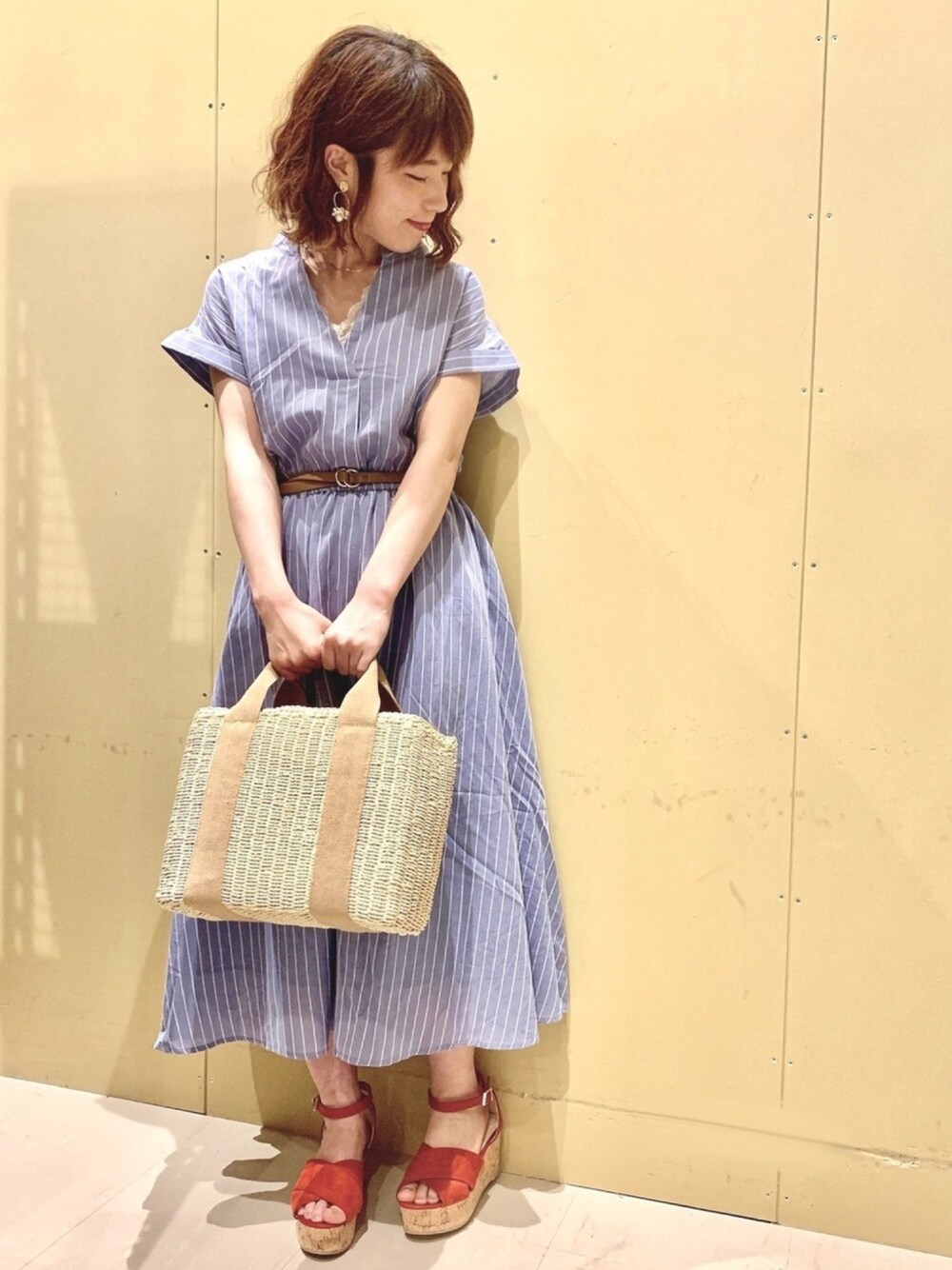 「ストライプ、ワンピース、ベルト、ウエストマーク、かごバッグ、ハンドバッグ、サンダル、春夏コーデ、夏コーデ、Green Parks」｜「Green　Parksの・ストライプスキッパーワンピース（ワンピース、ブルー系）」を使った、ちろまる.°+*さん（レディース・155cm）の春コーディネートの1枚目の写真