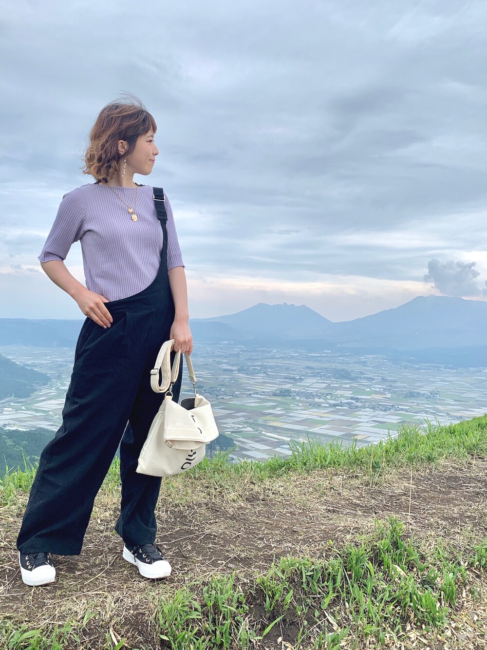 「リブT、半袖シャツ、ワンショルダー、サロペット、パンツスタイル、ショルダーバッグ、Green Parks、休日スタイル、休日コーデ、春夏コーデ」｜「Green　Parksのボートネックリブ5分袖プルオーバー（Tシャツ/カットソー、パープル系）」を使った、ちろまる.°+*さん（レディース・155cm）の春コーディネートの1枚目の写真
