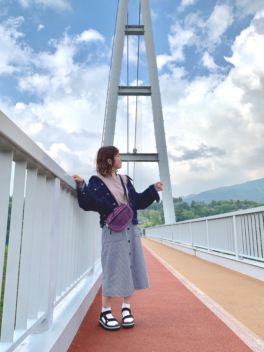 「Gジャン、ノースリーブ、ギンガムチェック、台形ｽｶｰﾄ、ミディ丈スカート、スポーツサンダル、サンダルに靴下、サンダル、Green Parks、earth music&ecology」｜「earth music&ecologyのオーガニックコットンノースリーブ ●（Tシャツ/カットソー、ピンク系）」を使った、ちろまる.°+*さん（レディース・155cm）の春コーディネートの1枚目の写真
