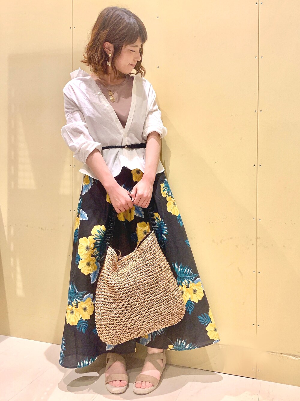 「シャツスタイル、シャツ、ウエストマーク、花柄、花柄スカート、フレアスカート、ロングスカート、サンダル、リゾートスタイル、Green Parks」｜「Green　Parksのベーシックシャツ（シャツ/ブラウス、ホワイト系）」を使った、ちろまる.°+*さん（レディース・155cm）の春コーディネートの1枚目の写真