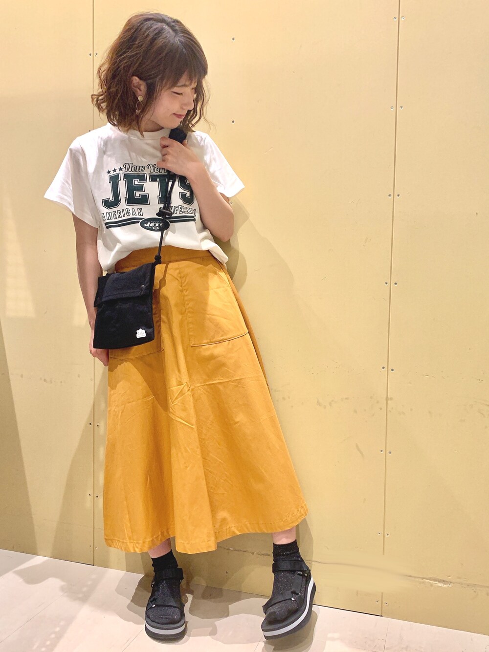 「ロゴT、Tシャツ、スカート、フレアスカート、ミディ丈スカート、サコッシュ、スポーツサンダル、スポーツミックス、夏コーデ、Green Parks」｜「Green　ParksのNFL Teeシャツ（Tシャツ/カットソー、ホワイト系）」を使った、ちろまる.°+*さん（レディース・155cm）の春コーディネートの1枚目の写真