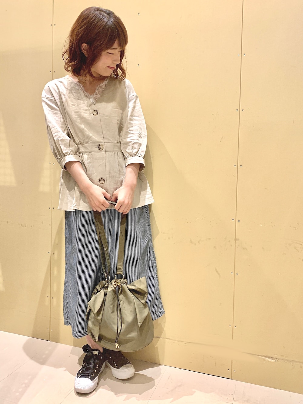 「ぺプラムトップス、ブラウス、ストライプスカート、ストライプ、スカート、Wrangler、巾着バッグ、リボン、春夏コーデ、Green Parks」｜「Green　Parksの・ペプラムデザインブラウス（シャツ/ブラウス、ベージュ系）」を使った、ちろまる.°+*さん（レディース・155cm）の春コーディネートの1枚目の写真