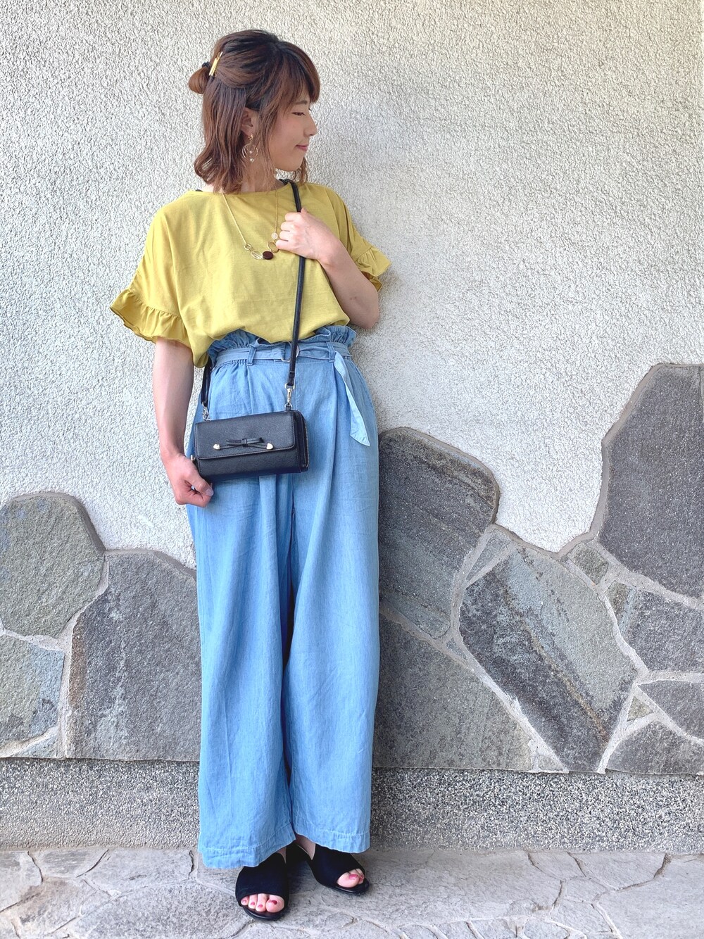 「袖フリル、フリル、イエロー、デニム、デニムパンツ、ワイドパンツ、ヘアアクセ、ショルダーバッグ、夏コーデ、Green Parks」｜「Green　Parksのドライフリル5分袖プルオーバー ●（Tシャツ/カットソー、イエロー系）」を使った、ちろまる.°+*さん（レディース・155cm）の春コーディネートの1枚目の写真