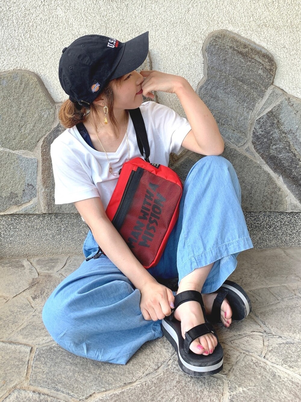 「Tシャツ、Vネック、白Tシャツ、デニムパンツ、ワイドパンツ、キャップ、ウエストポーチ、スポーツサンダル、スポーツミックス、Green Parks」｜「Green　ParksのVネックTシャツ●（Tシャツ/カットソー、ホワイト系）」を使った、ちろまる.°+*さん（レディース・155cm）の夏コーディネートの1枚目の写真