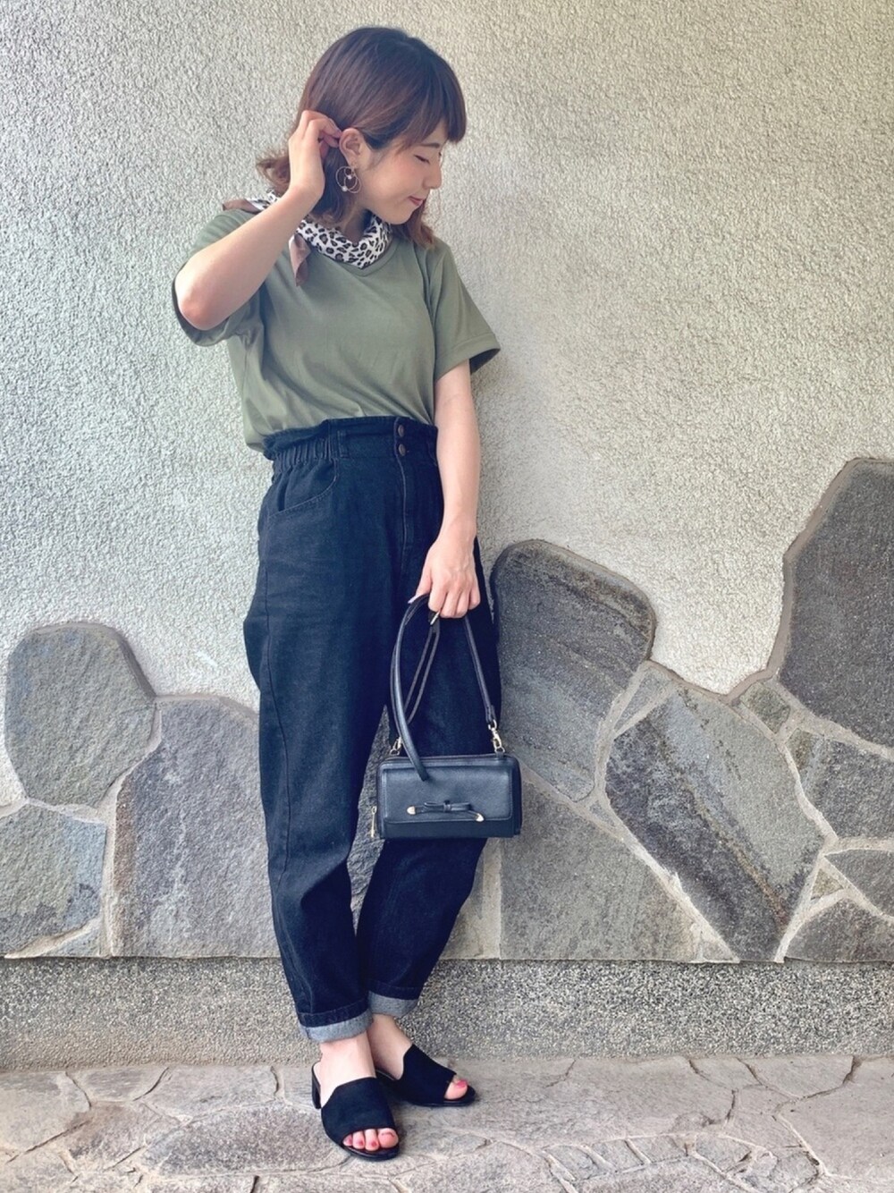 「Tシャツ、Vネック、スカーフ、レオパード、ハイウエスト、デニム、デニムパンツ、サンダル、夏コーデ、Green Parks」｜「Green　ParksのVネックTシャツ●（Tシャツ/カットソー、グリーン系）」を使った、ちろまる.°+*さん（レディース・155cm）の夏コーディネートの1枚目の写真