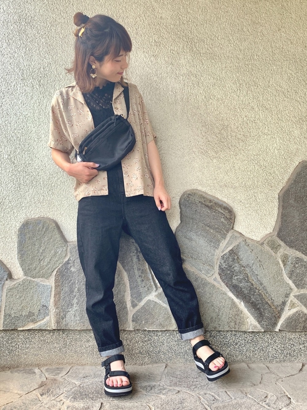 「花柄、花柄シャツ、開襟シャツ、レース、デニム、ハイウエスト、デニムパンツ、ショルダーバッグ、スポーツサンダル、Green Parks」｜「Green　Parksの花柄開襟シャツ（シャツ/ブラウス、ベージュ系）」を使った、ちろまる.°+*さん（レディース・155cm）の夏コーディネートの1枚目の写真