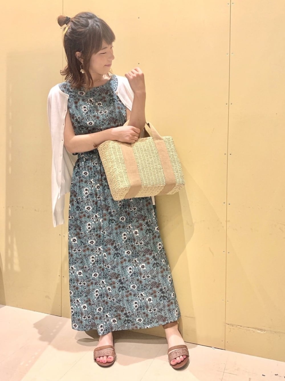「花柄、花柄ワンピース、ノースリーブ、ノースリーブワンピース、カーディガン、かごバッグ、サンダル、リゾートスタイル、夏コーデ、Green Parks」｜「earth music&ecologyのガンガンカーディガン(接触冷感) 〇（カーディガン/ボレロ、ホワイト系）」を使った、ちろまる.°+*さん（レディース・155cm）の夏コーディネートの1枚目の写真