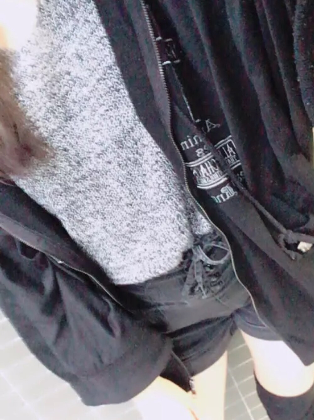 「モノトーンコーデ」｜「chuxxxのアイテム（ポンチョ、ブラック系）」を使った、mimiさん（レディース・156cm）の秋コーディネートの1枚目の写真