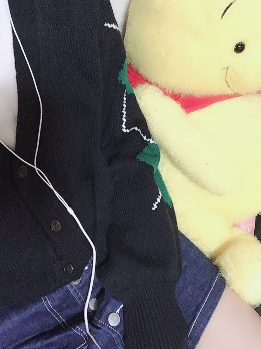 ホワイト系のTシャツ/カットソー、ブルー系のカーディガン/ボレロ、ブルー系のデニムスカートを着用したレディースの春コーディネートの1枚目の写真