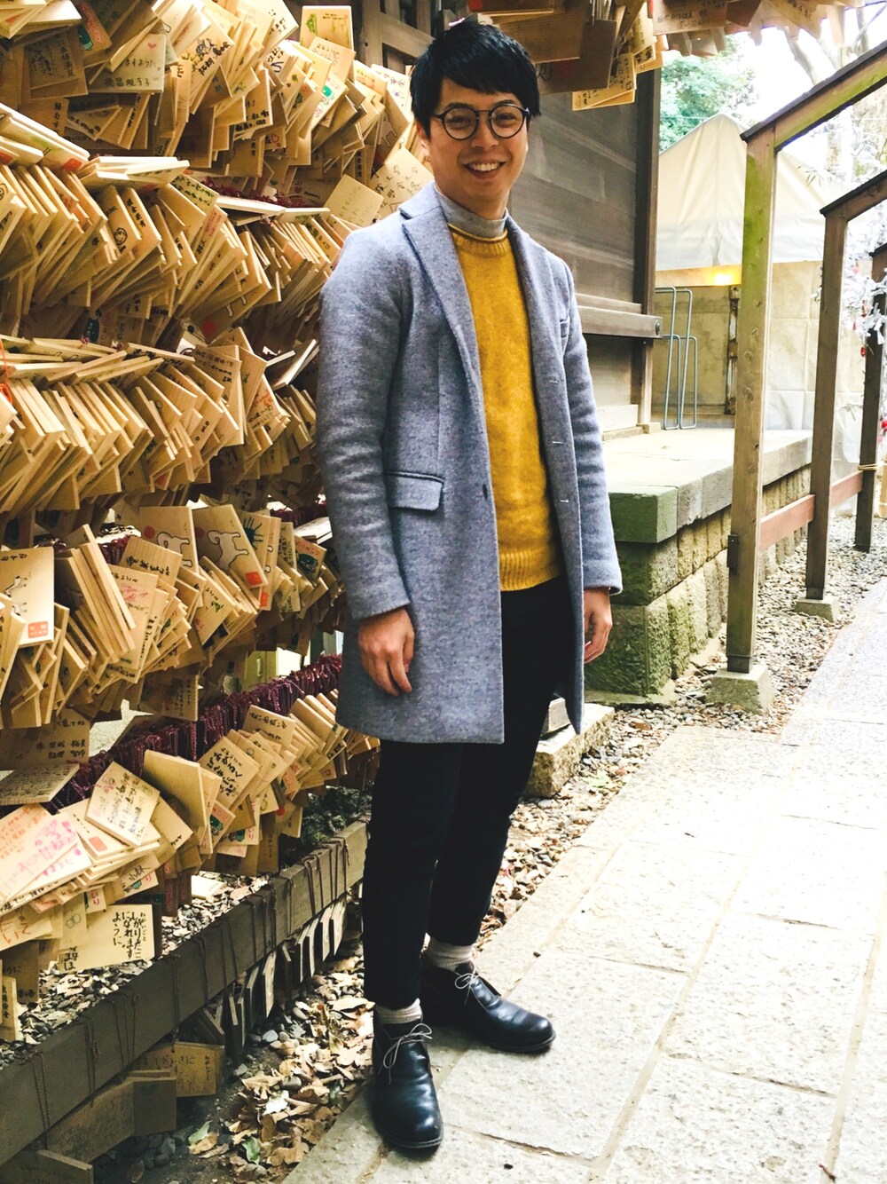 「初詣、プチプラ、神社、イエロー、シンプル、黒スキニー」｜「UNIQLOのMEN ソフトタッチハイネックT（長袖）（Tシャツ/カットソー、グレー系）」を使った、takapir0さん（メンズ・171cm）の冬コーディネートの1枚目の写真