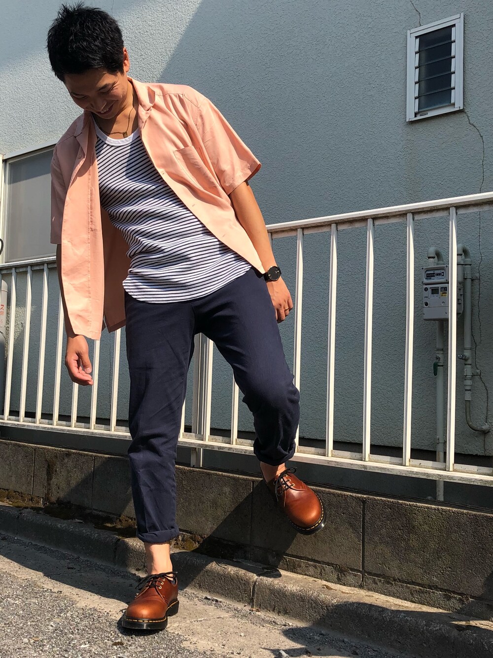 「シンプルコーデ、暑い、オープンカラーシャツ、Dr.Martens、新作、サーモンピンク、ボーダー、ネイビーチノパンツ、Daniel Wellington」｜「SENSE OF PLACE by URBAN RESEARCHのモダールオープンカラーシャツ(5分袖)（シャツ/ブラウス、ピンク系）」を使った、takapir0さん（メンズ・171cm）の夏コーディネートの1枚目の写真