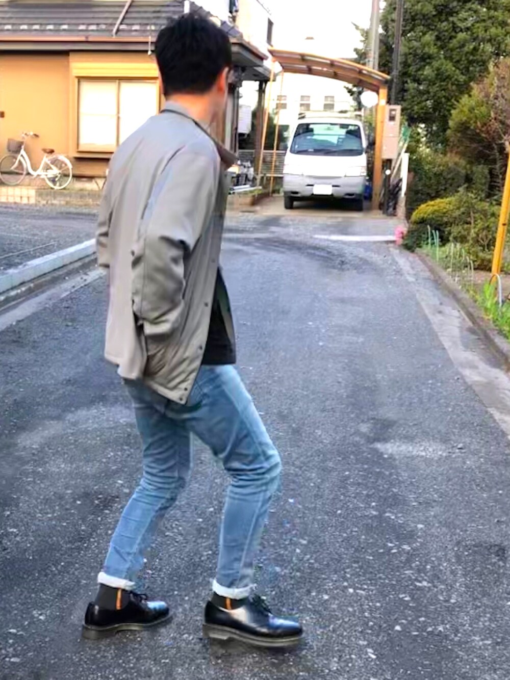 グレー系のその他アウター、ブルー系のデニムパンツ、ブラック系のその他シューズを着用したメンズの春コーディネートの1枚目の写真