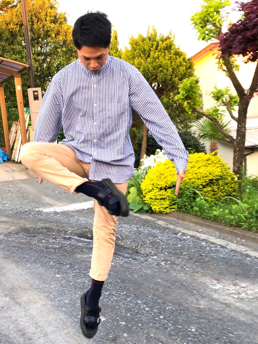 「令和、令和ポーズ、春コーデ、シンプル、ストライプ、靴下サンダル、チノパン、Dr.Martens」｜「GLOBAL WORKのファインスムースストライプバンドカラーシャツ/817740（シャツ/ブラウス、ブルー系）」を使った、takapir0さん（メンズ・171cm）の春コーディネートの1枚目の写真
