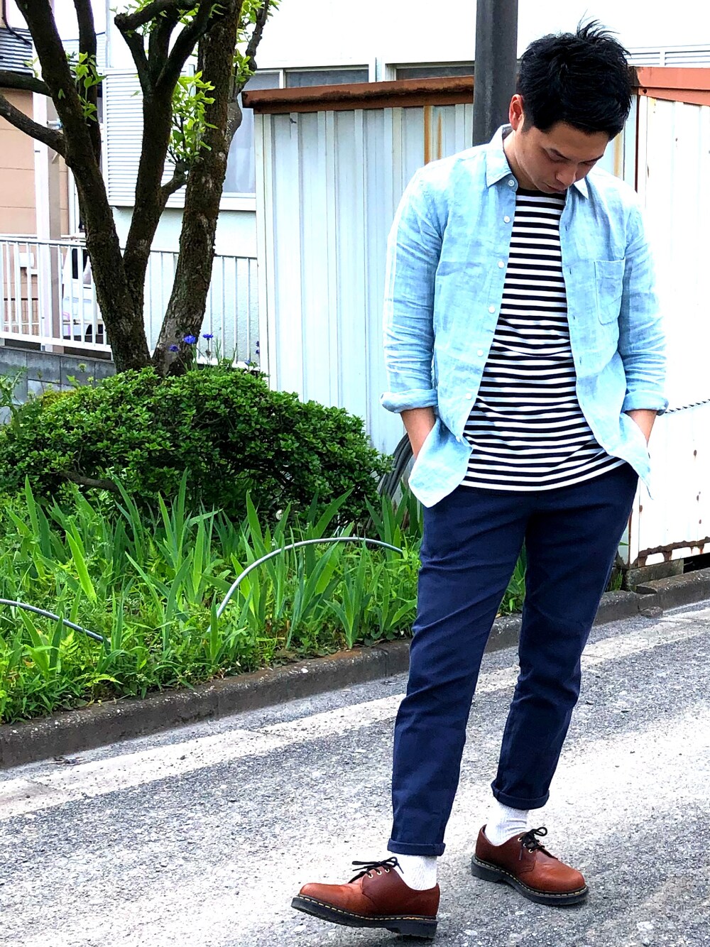 「今日のコーデ、大人カジュアル、サックスブルー、ネイビー、ボーダー、白ソックス、ブラウンシューズ、UNIQLO、RAGEBLUE、Dr.Martens」｜「RAGEBLUEのTRPUロングクルー/772422（Tシャツ/カットソー、その他）」を使った、takapir0さん（メンズ・171cm）の春コーディネートの1枚目の写真