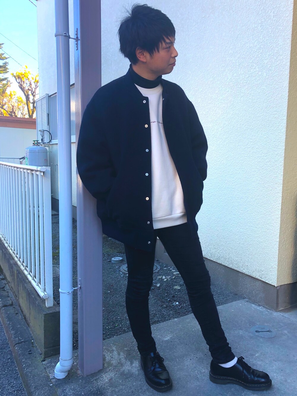 「今日のコーデ、秋冬コーデ、シンプル、スウェット、黒スキニー、SENSEOFPLACE、zucca、LIDnM、Dr.Martens」｜「ZUCCaのリバーウール（ブルゾン、ブルー系）」を使った、takapir0さん（メンズ・171cm）の冬コーディネートの1枚目の写真