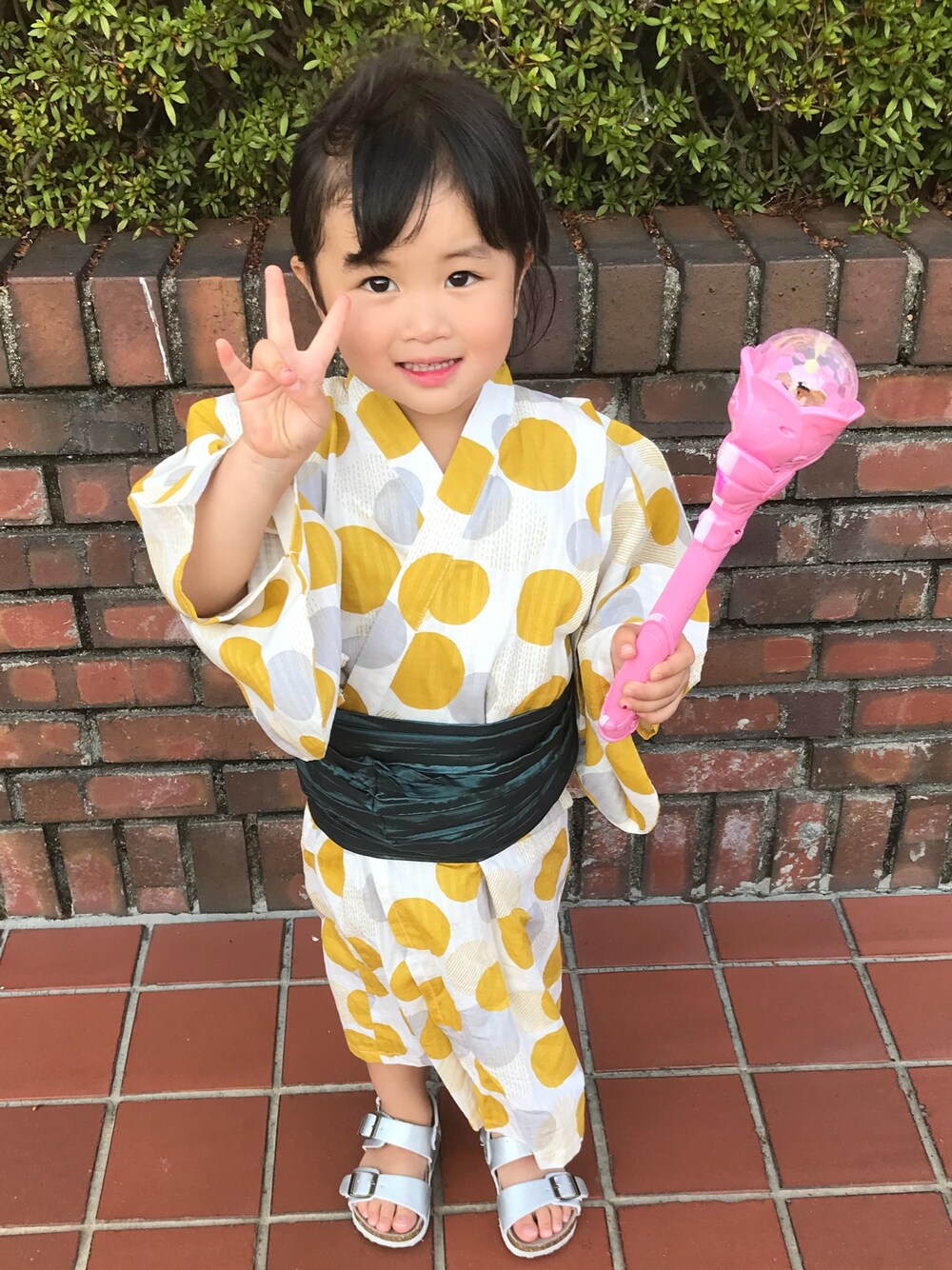 「apres les coursのランダムドット柄浴衣セット（浴衣、イエロー系）」を使った、himariさん（キッズ・90cm）の夏コーディネートの1枚目の写真
