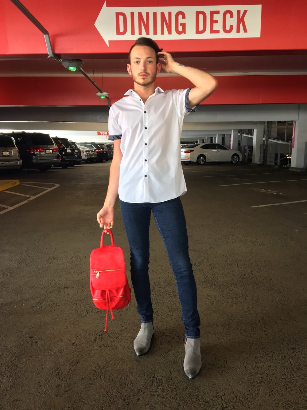 「summer、denim、streetstyle、4th of July、festival、menswear、california、colorful、ootd」｜「asosのASOS BRAND ASOS Chelsea Boots in Suede（ブーツ、グレー系）」を使った、Christian Durtschiさん（メンズ・183cm）の夏コーディネートの1枚目の写真