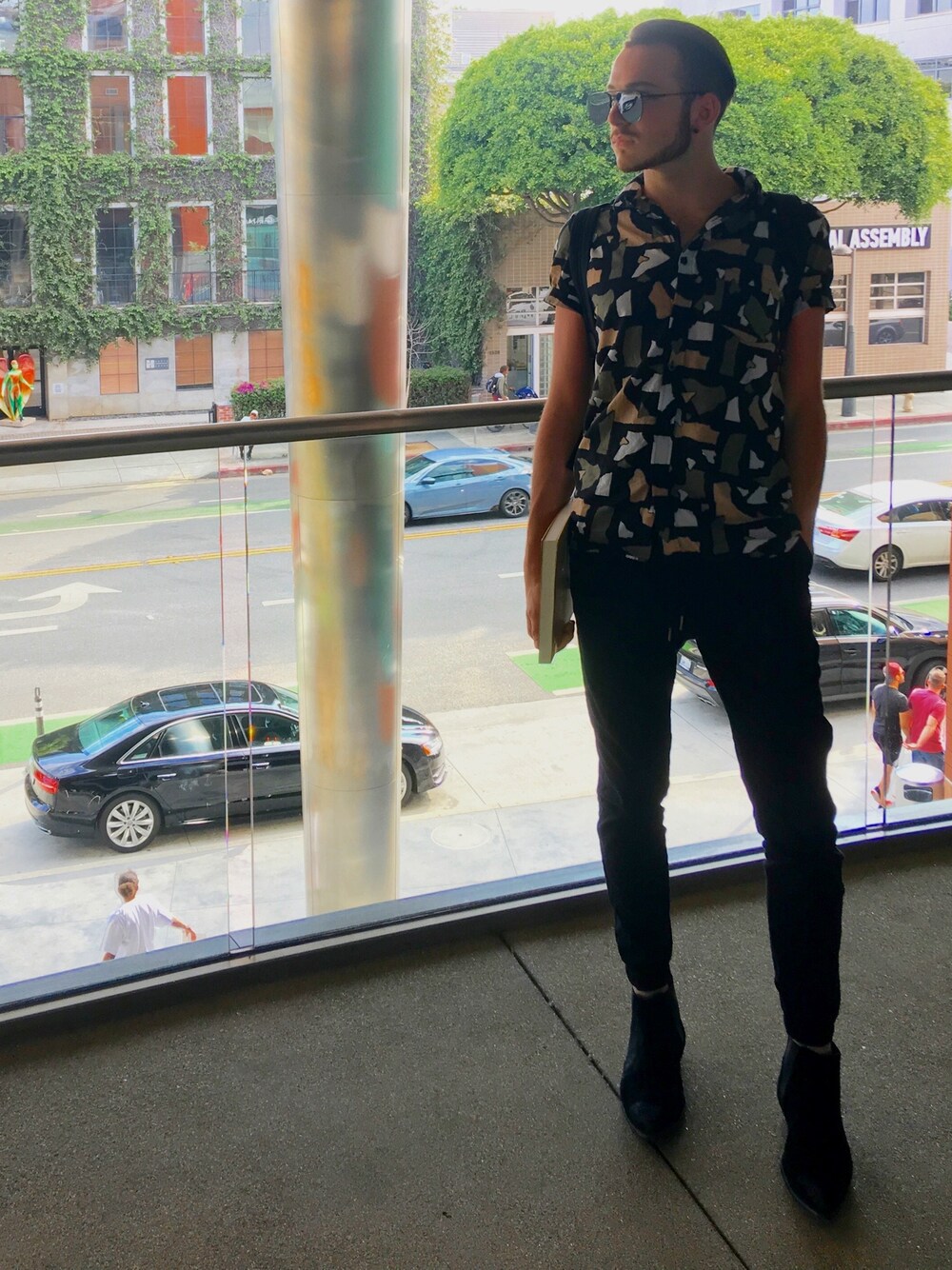 「summer、VENICE BEACH、california、MIAMI、streetstyle、chic、90’s、beach、boy、athleisure」｜「asosのASOS BRAND ASOS Chelsea Boots in Diamond Texture Suede（ブーツ、ブラック系）」を使った、Christian Durtschiさん（メンズ・183cm）の夏コーディネートの1枚目の写真