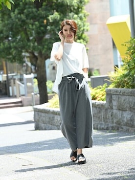 「NAVY（ネイビー）のアイテム（パンツ）」を使った、マックハウスZOZOスタイリスト レディースさん（レディース・163cm）の春コーディネート