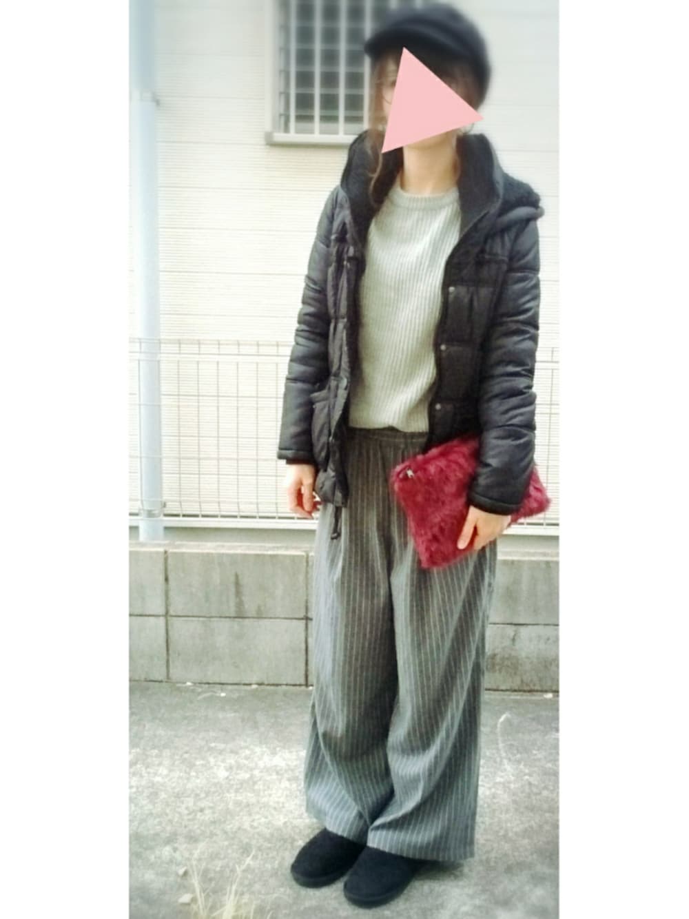 グレー系のニット/セーター、グレー系のその他パンツ、レッド系のクラッチバッグを着用したレディースの冬コーディネートの1枚目の写真