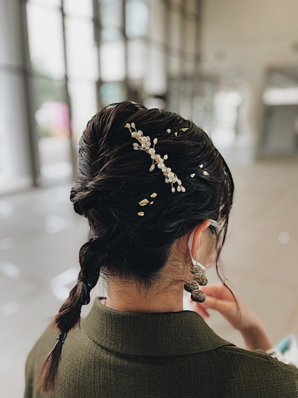 「お呼ばれスタイル、お呼ばれコーデ、お呼ばれ、卒業式、入学式、金箔ヘア、ヘアセット、編み込みヘア、セットアップスタイル、ゴールドピアス」｜「niko and...のメランジシングルジャケット（その他アウター、グリーン系）」を使った、r I k oさん（レディース・148cm）の春コーディネートの1枚目の写真