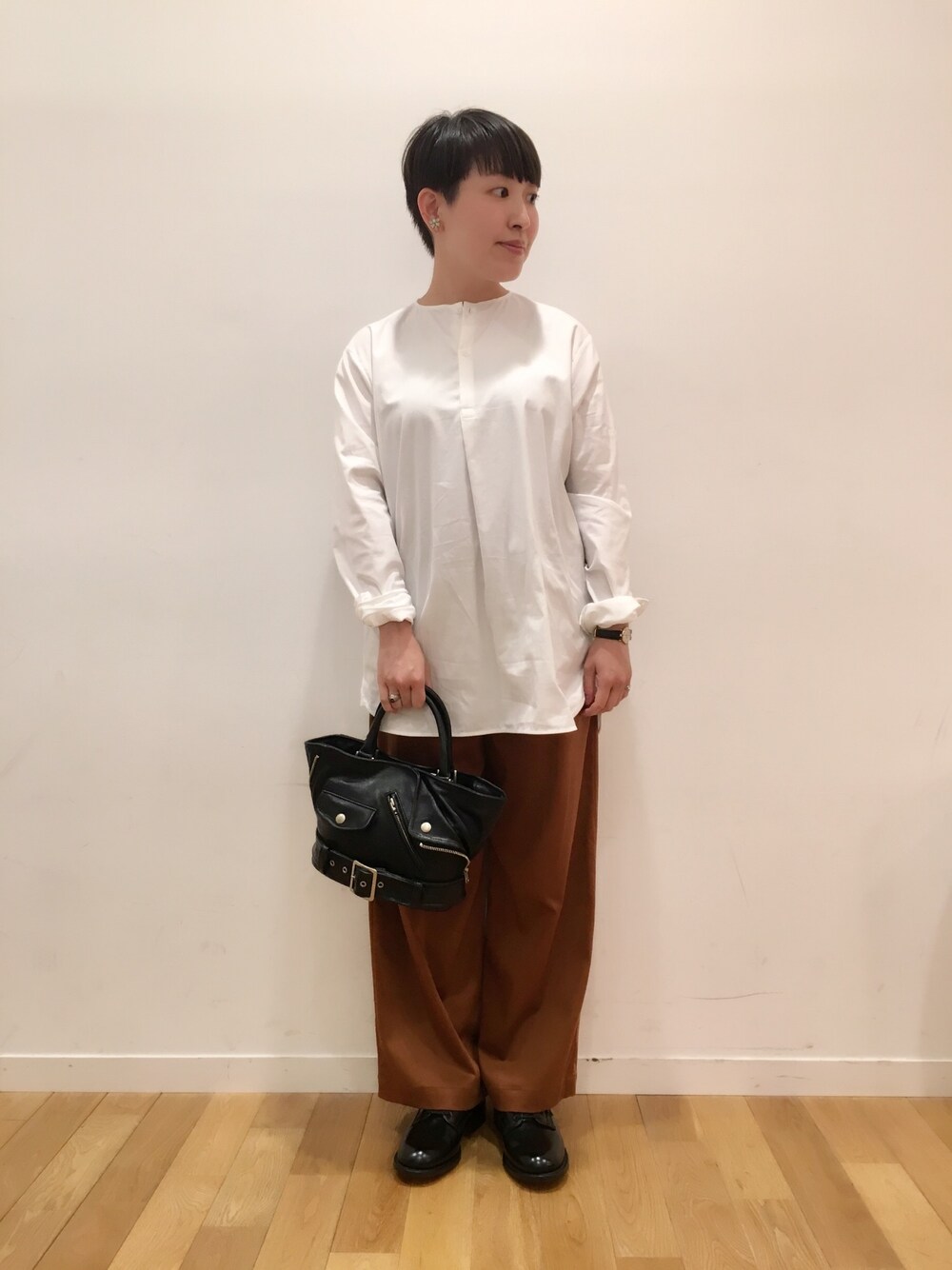 「シンプル、白シャツ、秋のコーデ、Bshop、ビショップ、新作、パンツスタイル、テラコッタ、FANTASTICDAYS、in-grid」｜「Bshopのアイテム（ハンドバッグ、ブラック系）」を使った、kitchen&garden新丸ビル店スタッフさん（レディース・152cm）の秋コーディネートの1枚目の写真