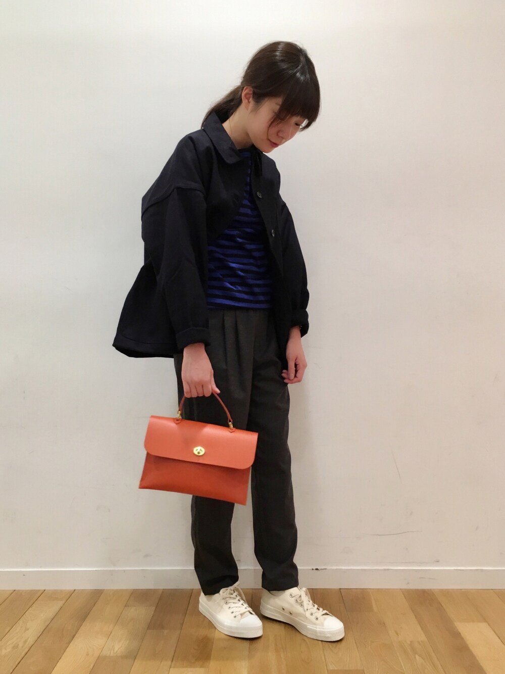「テーパードパンツ、ジャケット、ボーダー、ウールコート、Bshop、orcival、ビショップ、VETRA、morris&sons」｜「mimiの2WAYハンドバッグ HEBE WOMEN（ショルダーバッグ、オレンジ系）」を使った、kitchen&garden新丸ビル店スタッフさん（レディース・156cm）の秋コーディネートの1枚目の写真