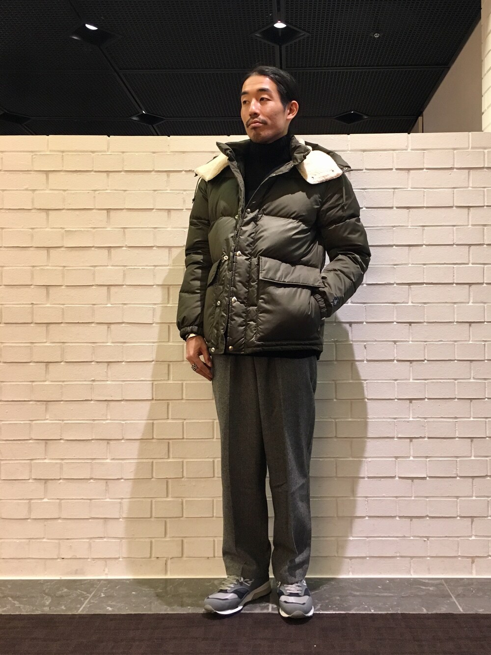 「スニーカー、ニット、ダウンジャケット、New Balance、Bshop、orcival、ビショップ、morris&sons、ベルテッドパンツ」｜「ORCIVALの【ORCIVAL】ダウンジャケット MEN（ダウンジャケット/コート、グリーン系）」を使った、kitchen&garden新丸ビル店スタッフさん（メンズ・172cm）の秋コーディネートの1枚目の写真