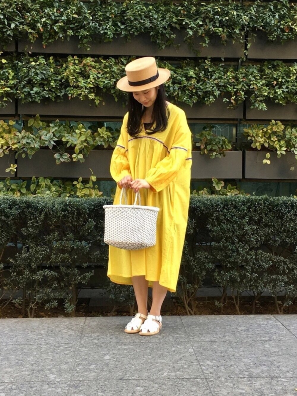 「ワンピース、イエロー、刺繍、ハット、Bshop、ビショップ、KIJIMA TAKAYUKI、レザーバッグ、Dragon」｜「DAFTのアイテム（ワンピース、イエロー系）」を使った、kitchen&garden新丸ビル店スタッフさん（レディース・155cm）の春コーディネートの1枚目の写真