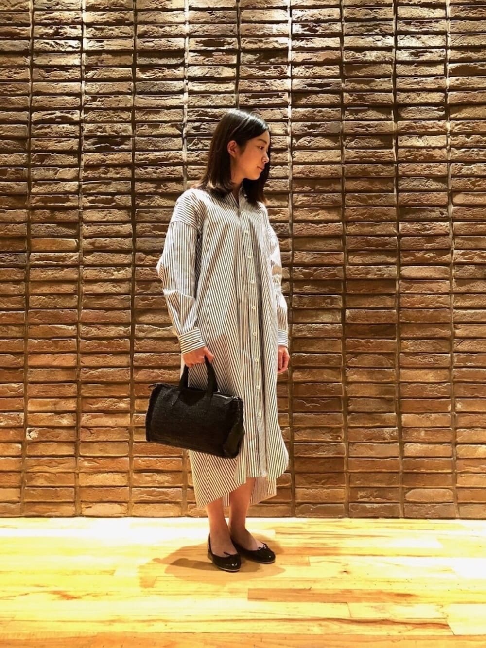 「シャツワンピ、TICCA、reppetto、バレエシューズ、Dragon、レザーバック、Bshop、ビショップ」｜「TICCAの【TICCA】スクエアビッグロングシャツ WOMEN（シャツワンピース、その他）」を使った、kitchen&garden新丸ビル店スタッフさん（レディース・156cm）の春コーディネートの1枚目の写真