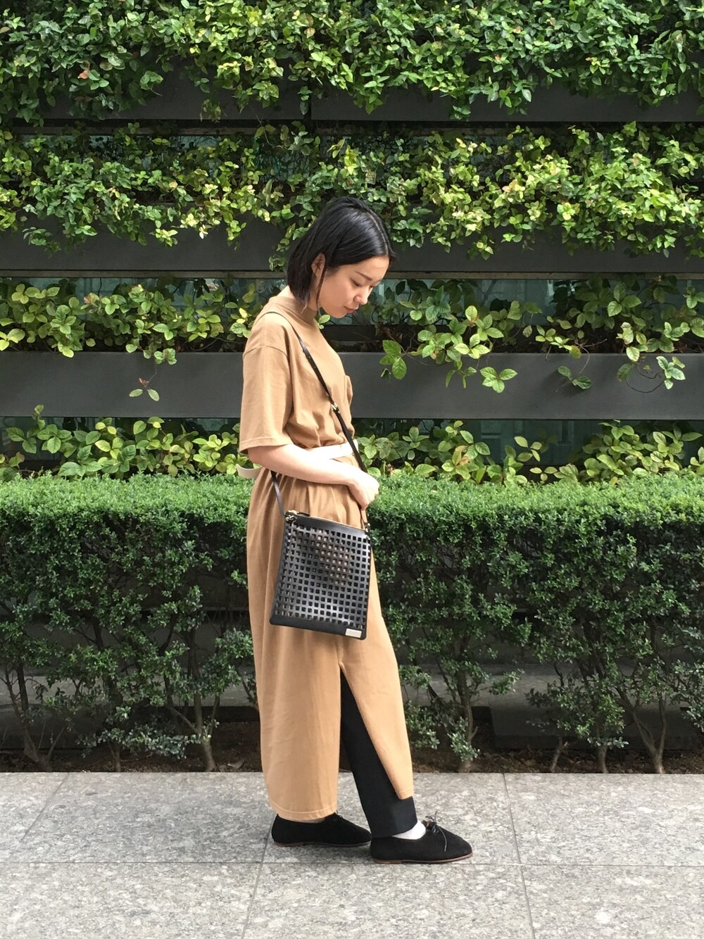 「ワンピース、ショルダーバッグ、Tシャツ、Bshop、ビショップ、レザーバッグ、MAISON BOINET、morris&sons、SOLOVIERE、unfil」｜「unfilの【unfil】コットンジャージー Tシャツドレス WOMEN（ワンピース、イエロー系）」を使った、kitchen&garden新丸ビル店スタッフさん（レディース・156cm）の夏コーディネートの1枚目の写真