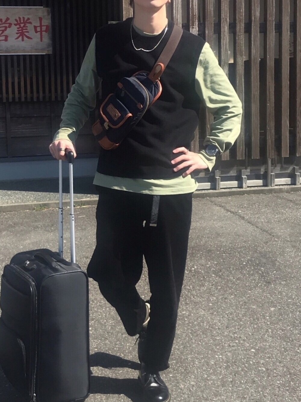 「春コーデ、おしゃれさんと繋がりたい、オトナカジュアル、ワイドパンツ、ユニクロ、緑×黒、カーキ×黒、旅行コーデ、韓国ファッション、韓国コーデ」｜「UNIQLOのアイテム（ニット/セーター、ブラック系）」を使った、ときさん（メンズ・174cm）の春コーディネートの1枚目の写真